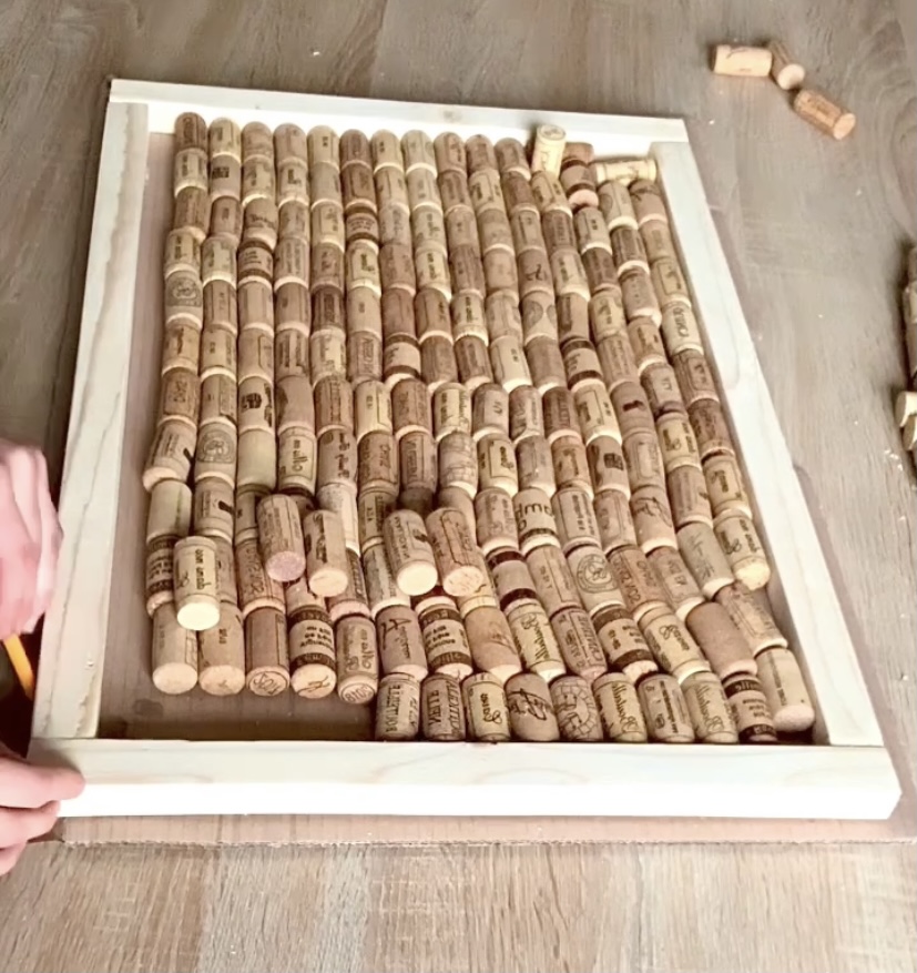 Upcycler des bouchons de liège pour faire un tableau d'affichage. 