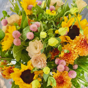 Un bouquet de fleurs est pris en photo vu de haut.